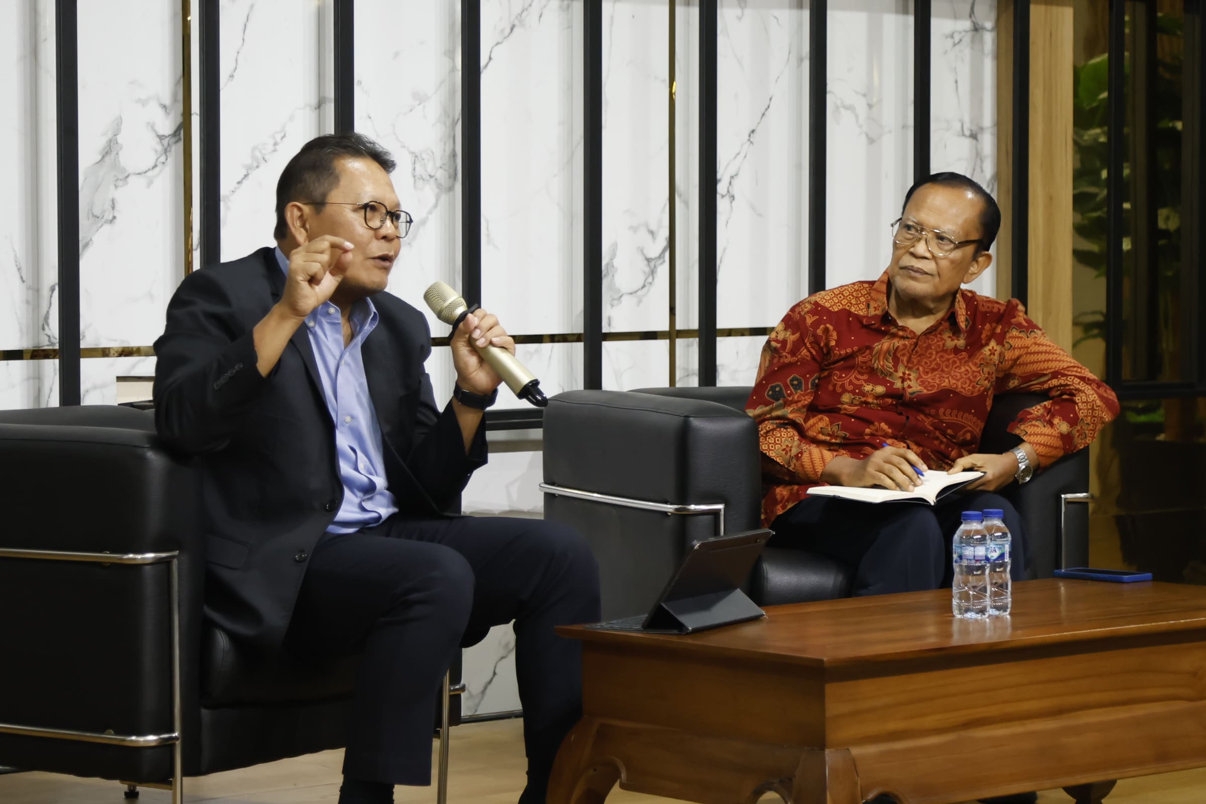 Prof. Dr. Ir. Ari Purbayanto menyampaikan materi seminar di President University